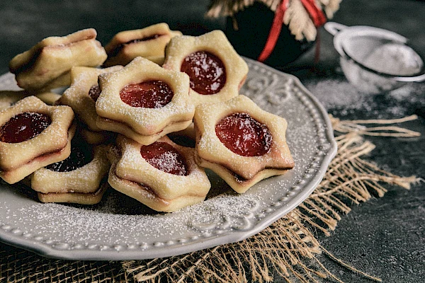 Sandwichplätzchen mit Glühweingelee