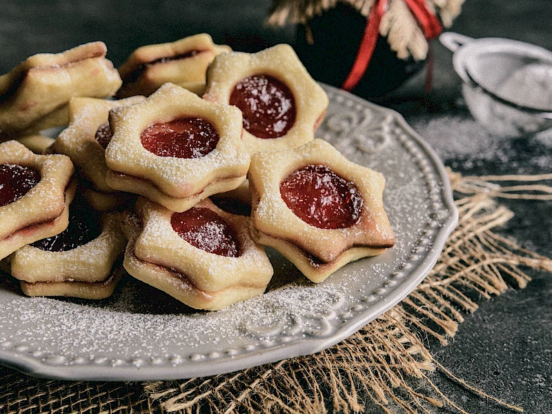 Sandwichplätzchen mit Glühweingelee