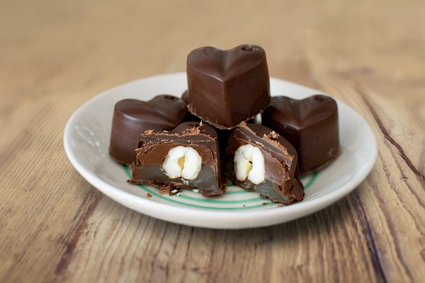 Schoko-Karamellkonfekt mit Haselnüssen