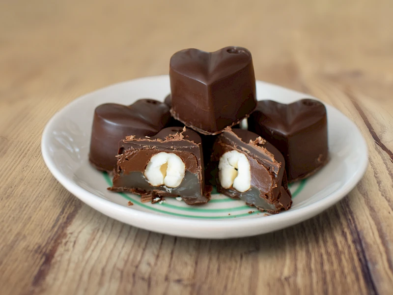Schoko-Karamellkonfekt mit Haselnüssen