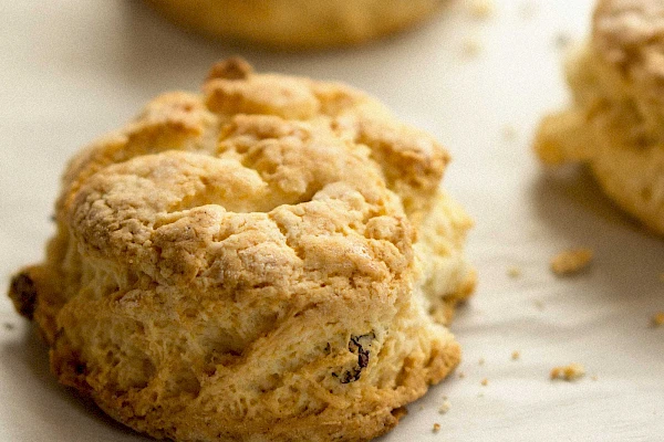 Vegane Scones mit Sultaninen