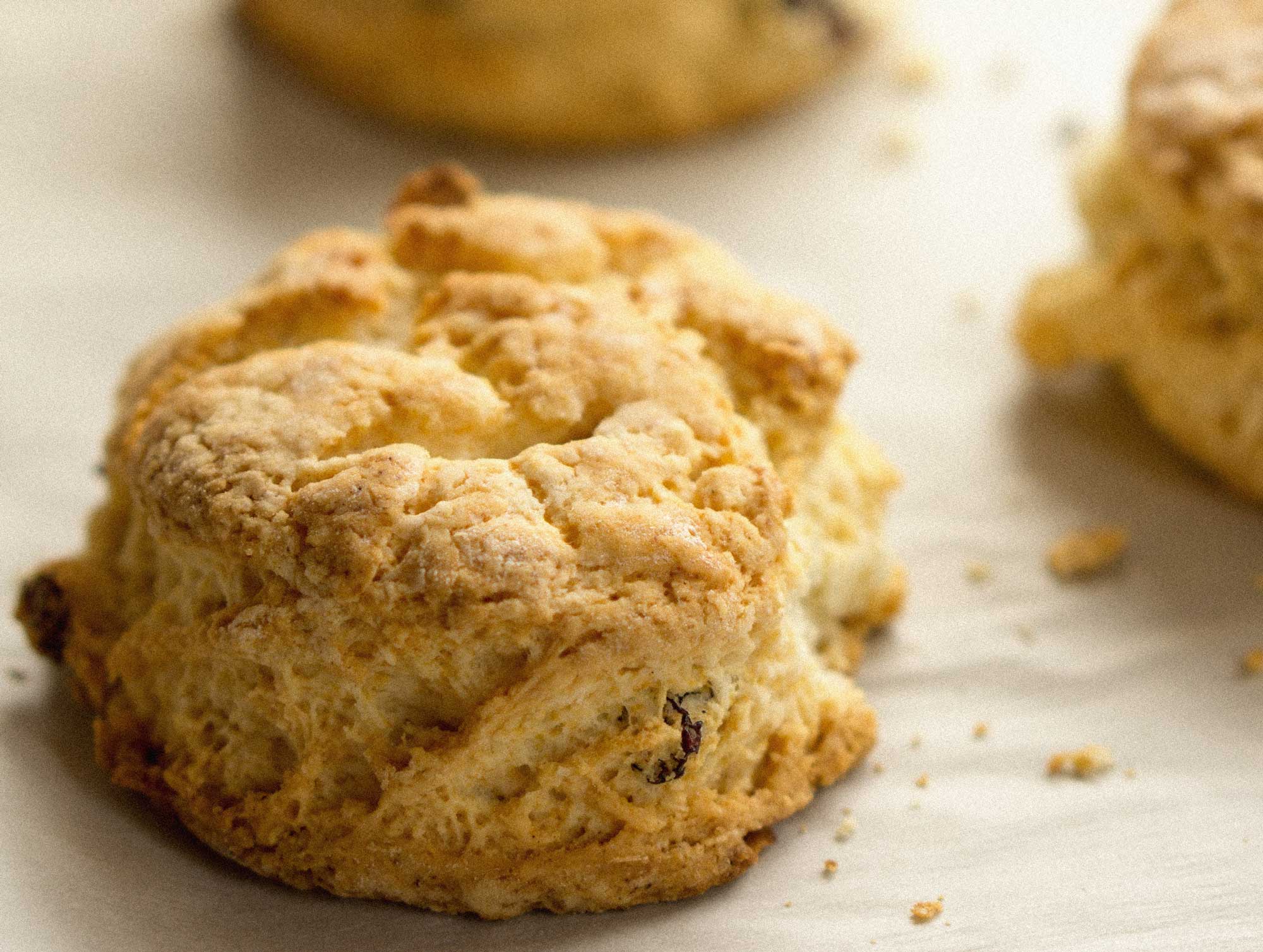 Vegane Scones mit Sultaninen