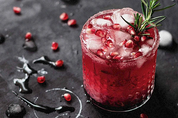Silvester-Cocktail mit Granatapfel und Kirsche