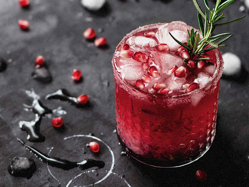 Silvester-Cocktail mit Granatapfel und Kirsche