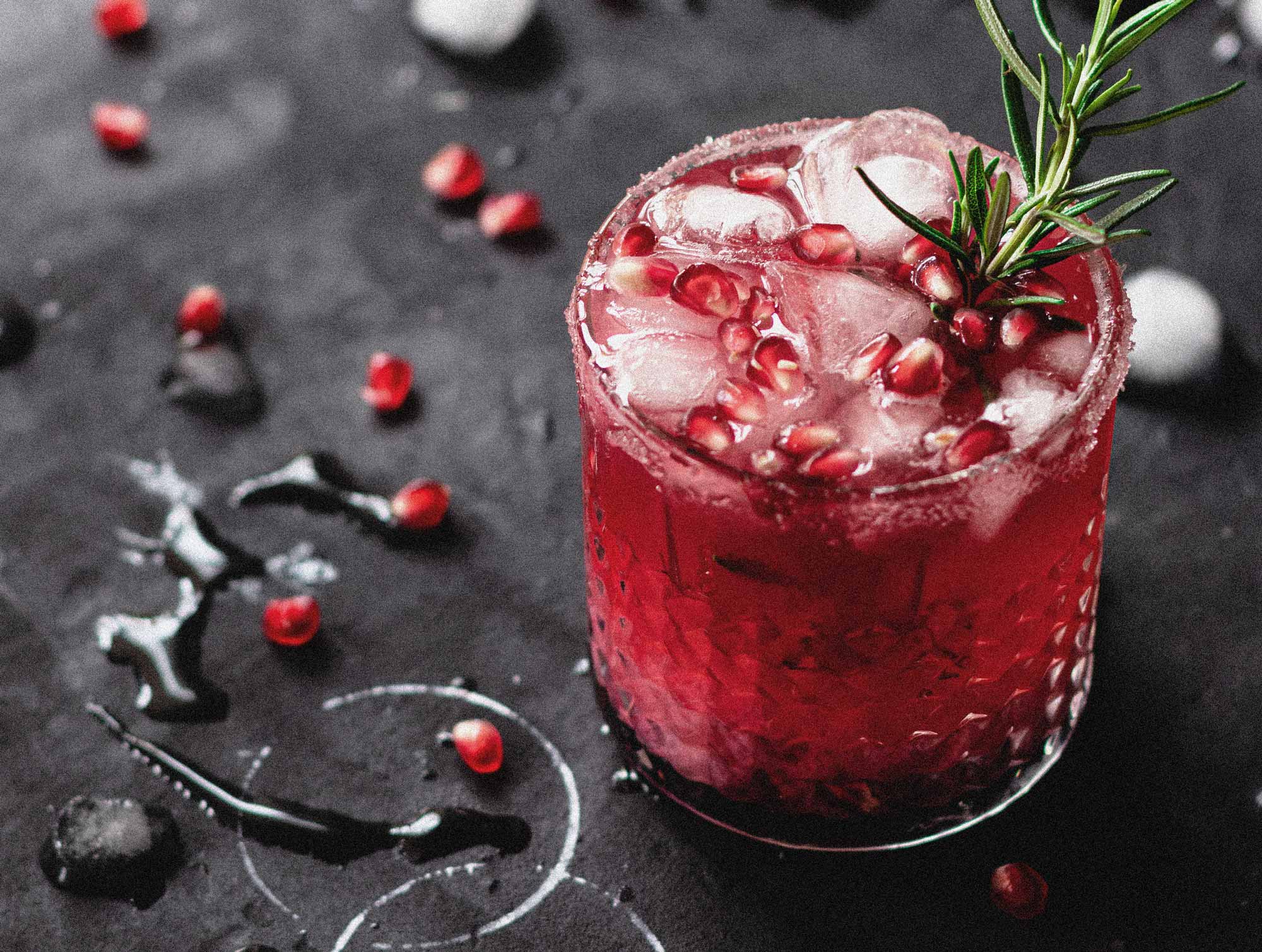 Silvester-Cocktail mit Granatapfel und Kirsche
