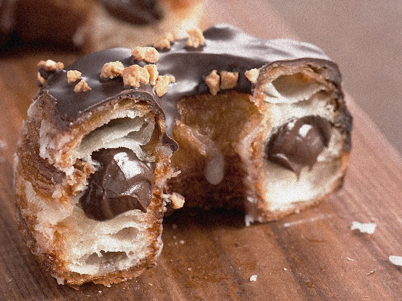 Cronut mit Schokoladenfüllung