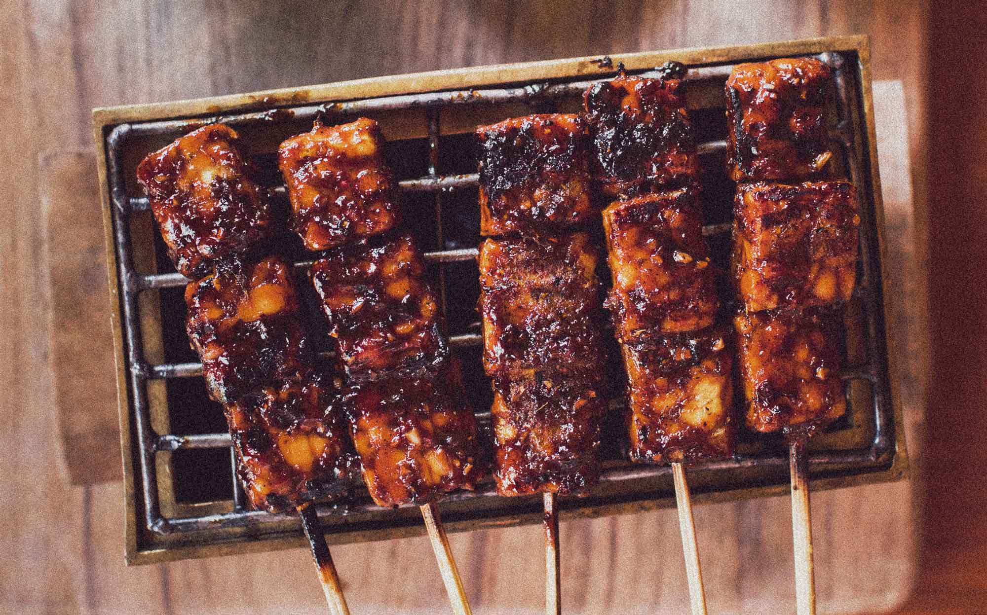 Tofu-Saté-Spieße mit Erdnuss-Soße