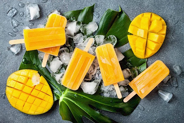 Mango-Ingwer-Stieleis