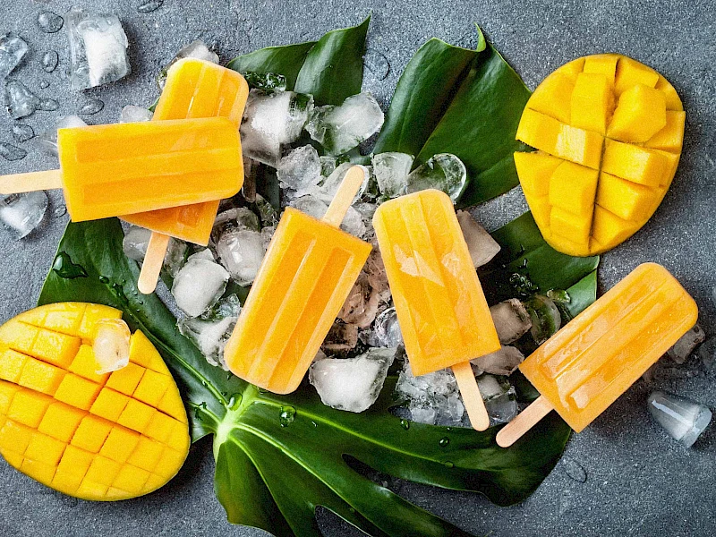 Mango-Ingwer-Stieleis