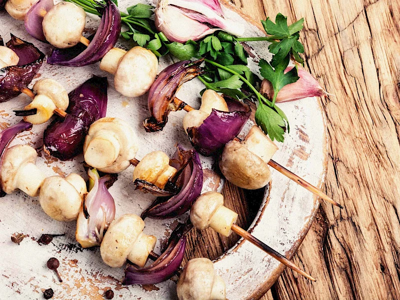 Champignon-Zwiebel-Spieße