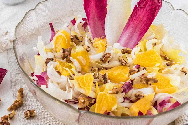 Chicorée-Orangen-Salat mit Walnüssen