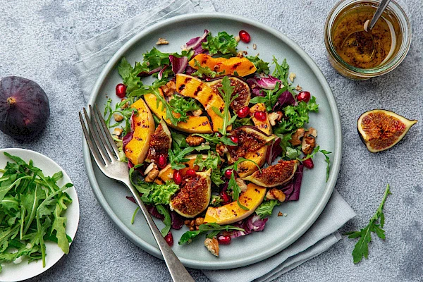 Herbstlicher Kürbiszauber-Salat mit Feigen und Walnüssen