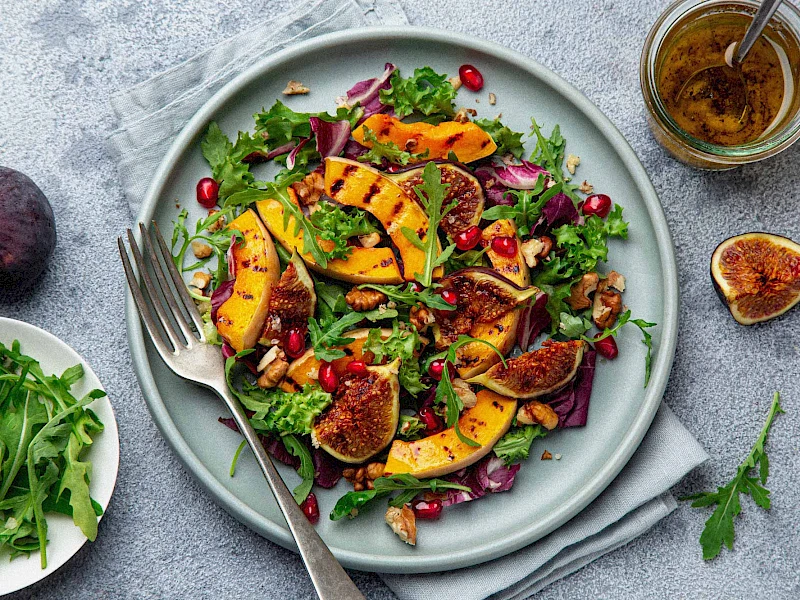 Herbstlicher Kürbiszauber-Salat mit Feigen und Walnüssen