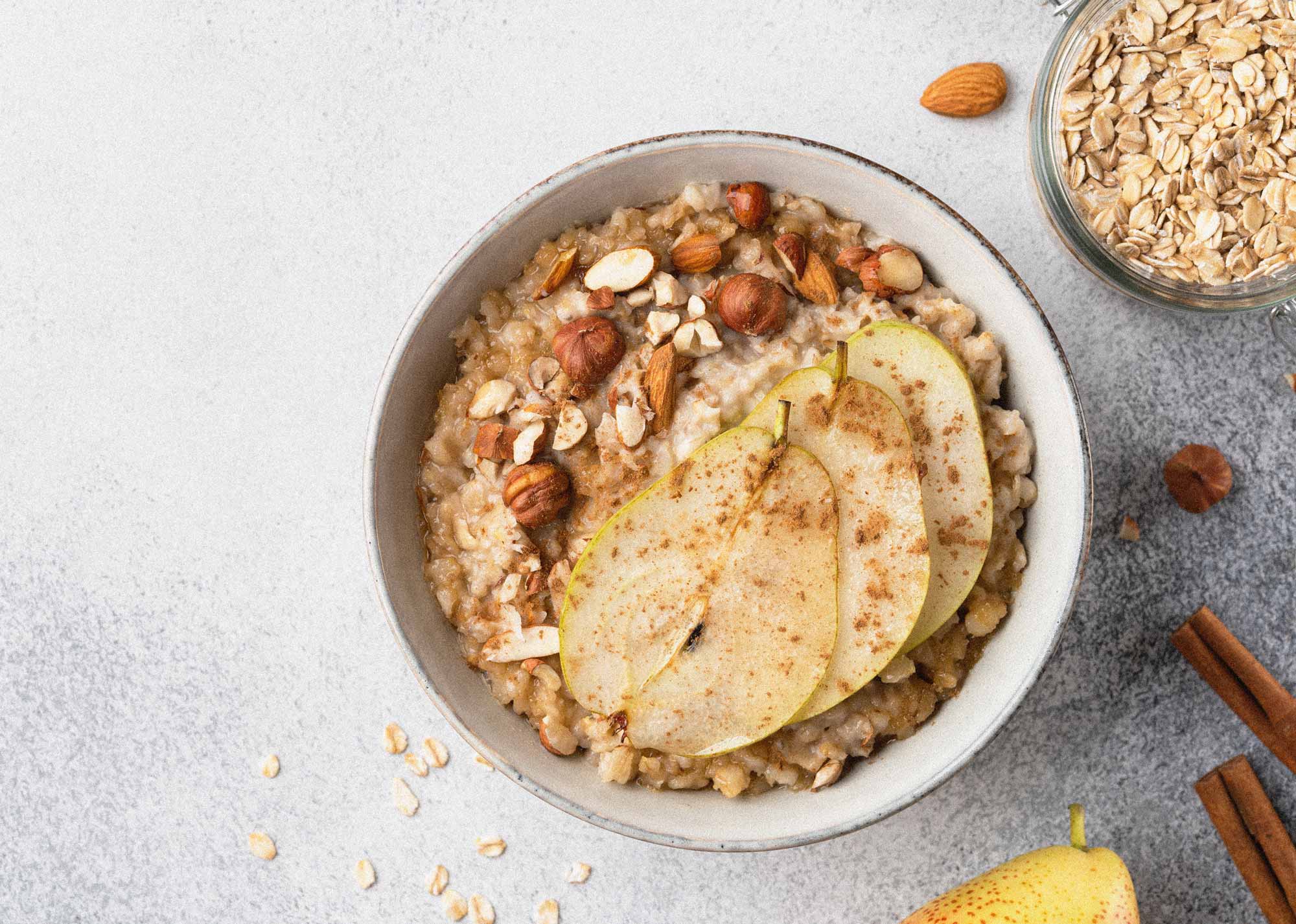 Herbstliche Birnen-Haferflocken-Bowl