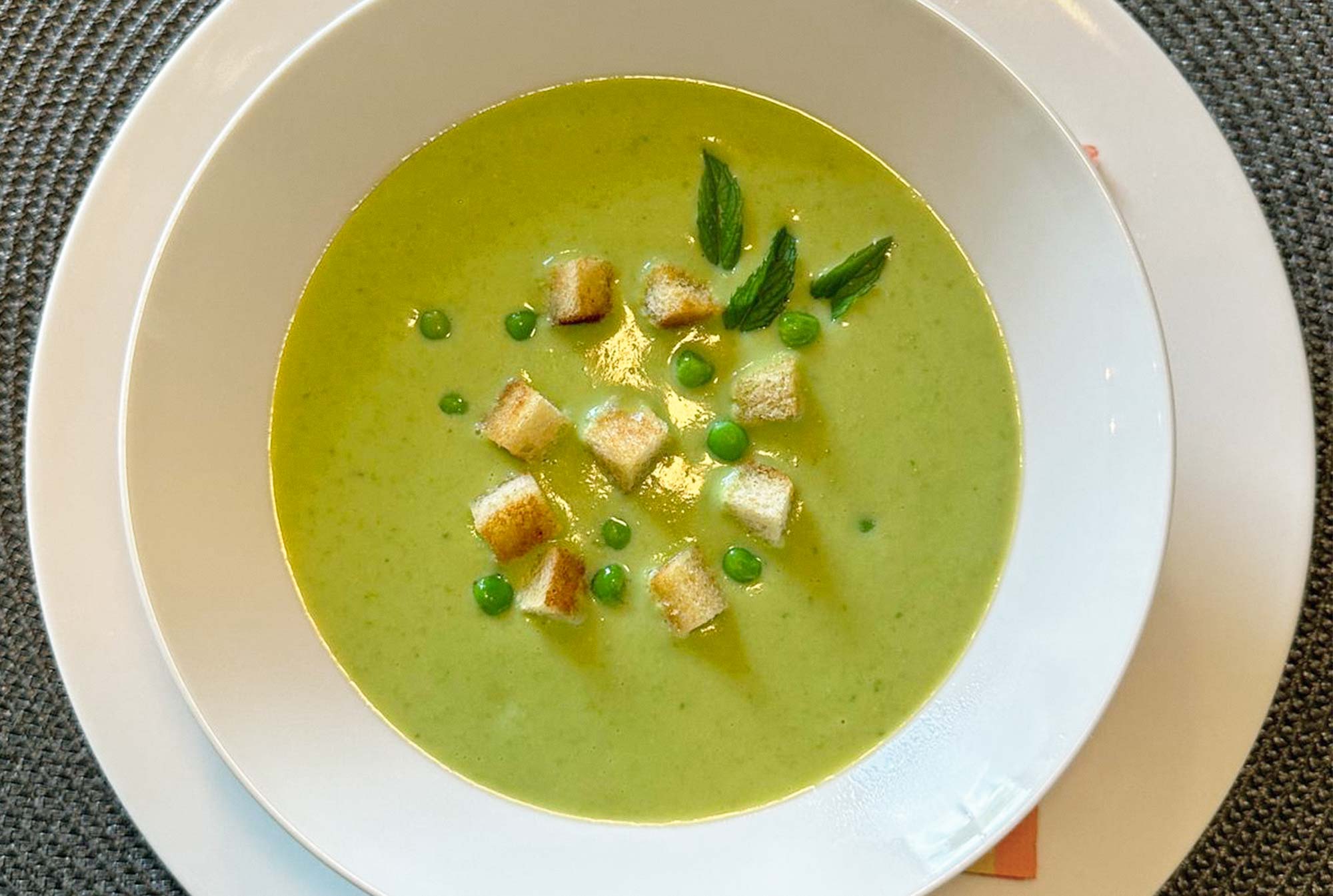 Erbsensuppe mit Minze
