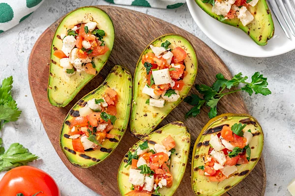 Gegrillte Avocado, Tomate und Feta