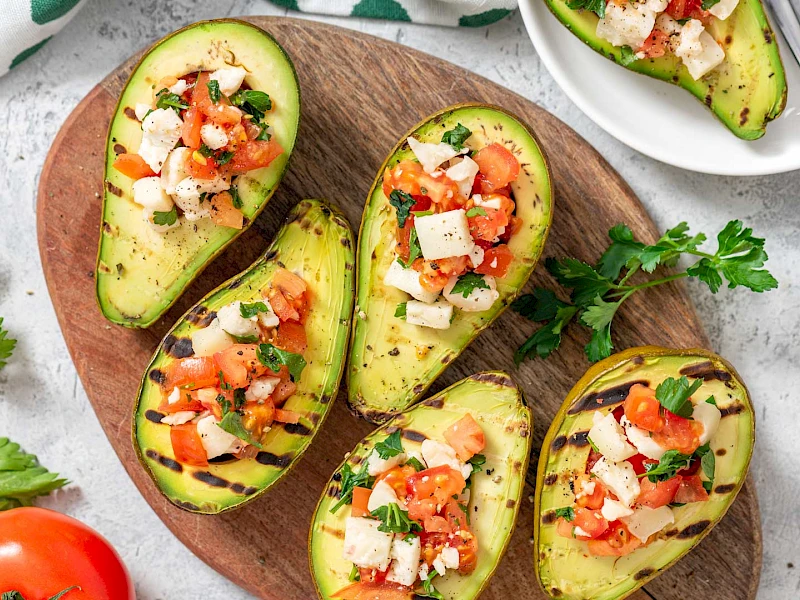 Gegrillte Avocado, Tomate und Feta