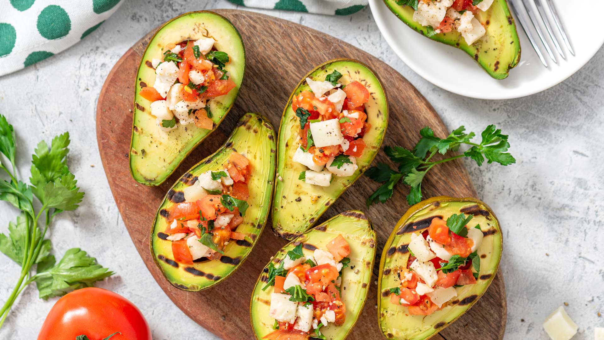 Gegrillte Avocado, Tomate und Feta