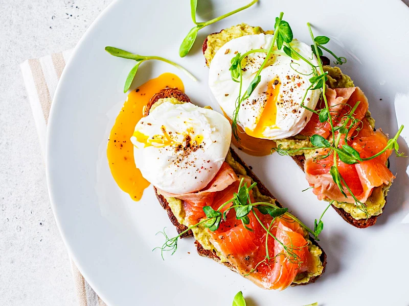 Avocado-Lachs-Brot mit pochiertem Ei