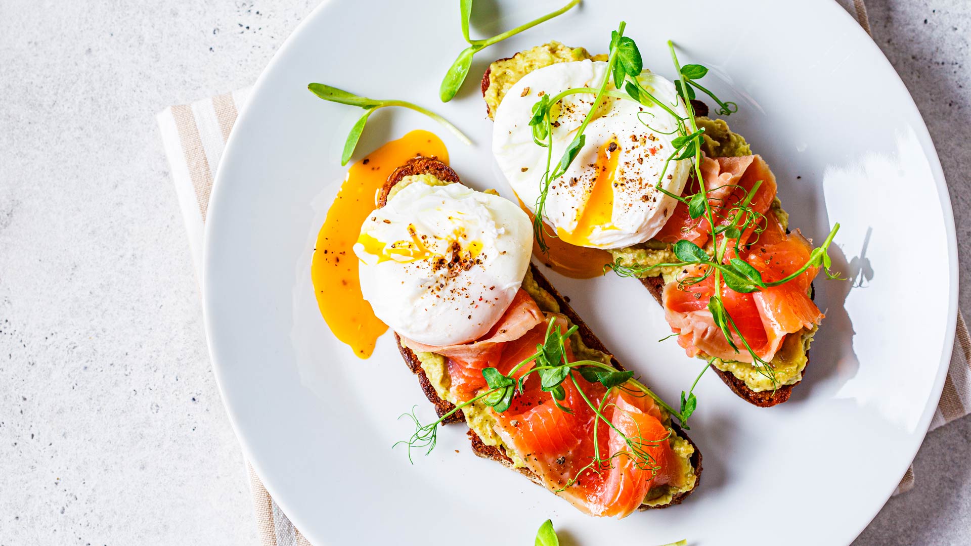 Avocado-Lachs-Brot mit pochiertem Ei