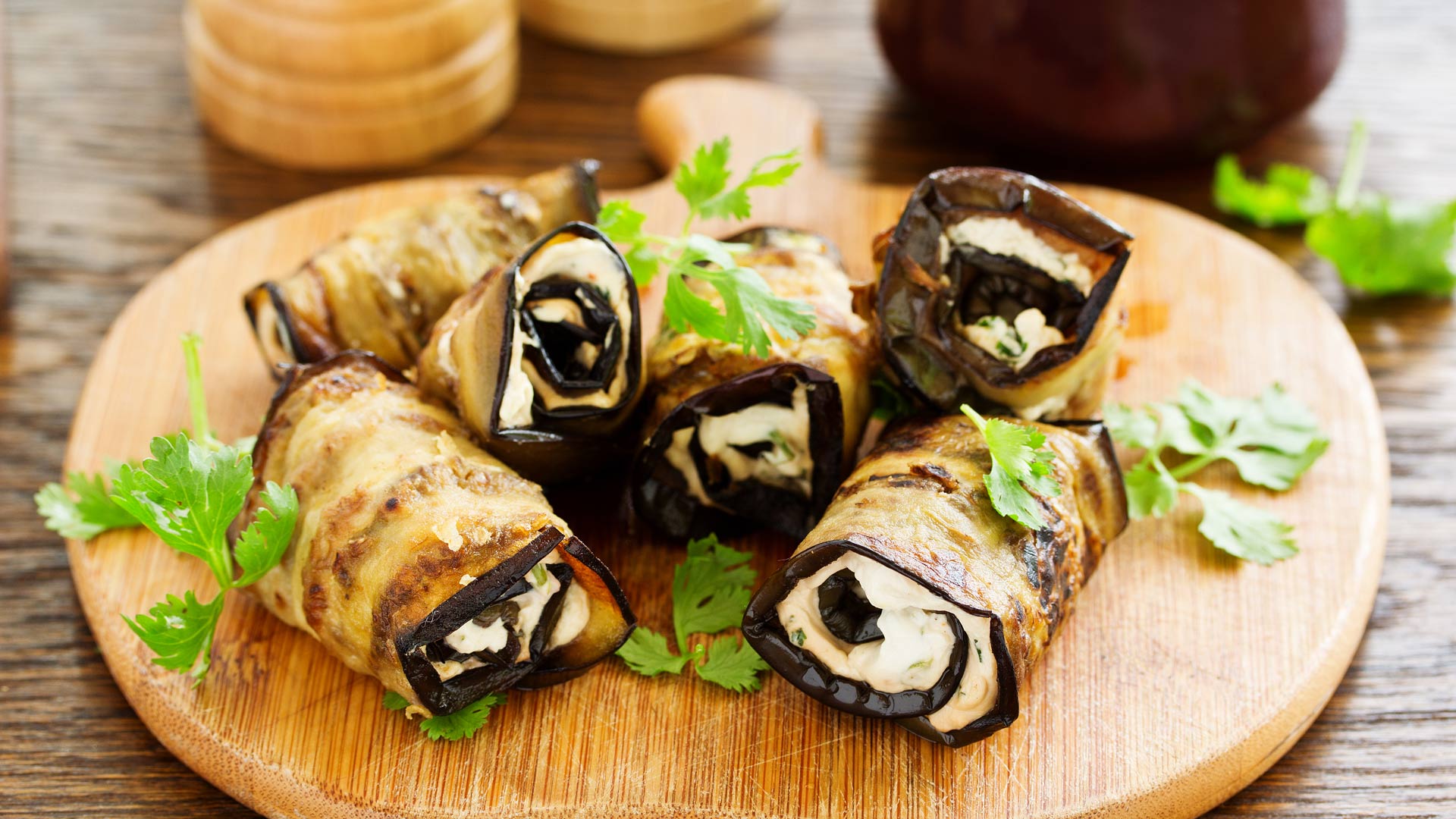 Gegrillte Auberginenröllchen