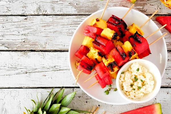 Gegrillte Wassermelonen-Ananas-Spieße