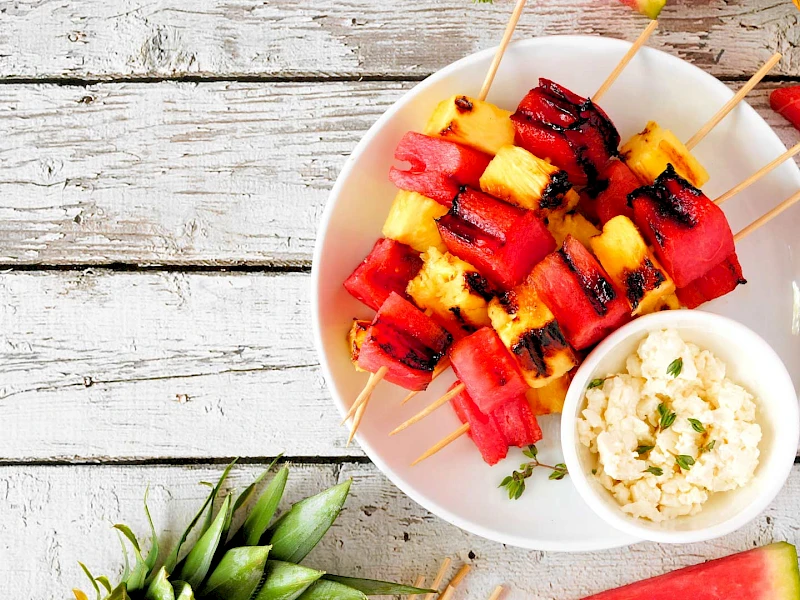 Gegrillte Wassermelonen-Ananas-Spieße