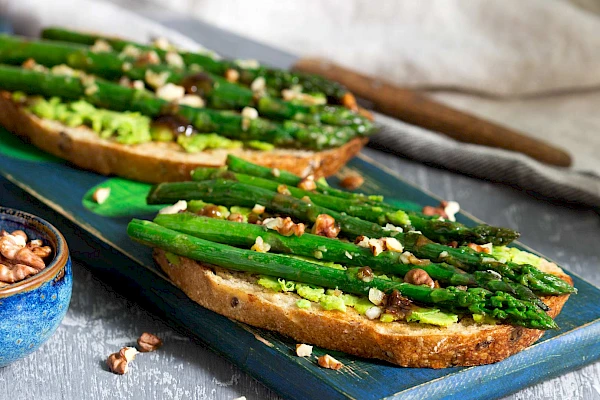 Avocado-Spargel-Brot
