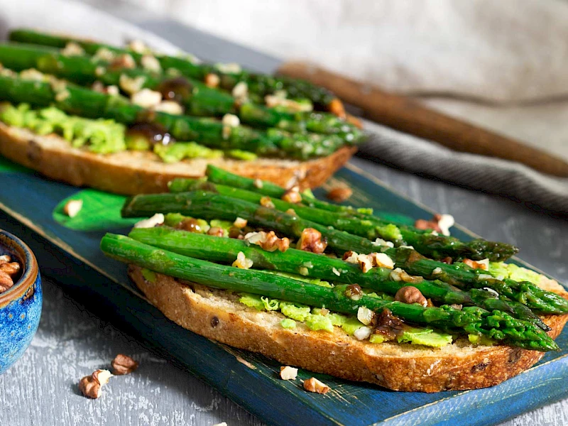 Avocado-Spargel-Brot
