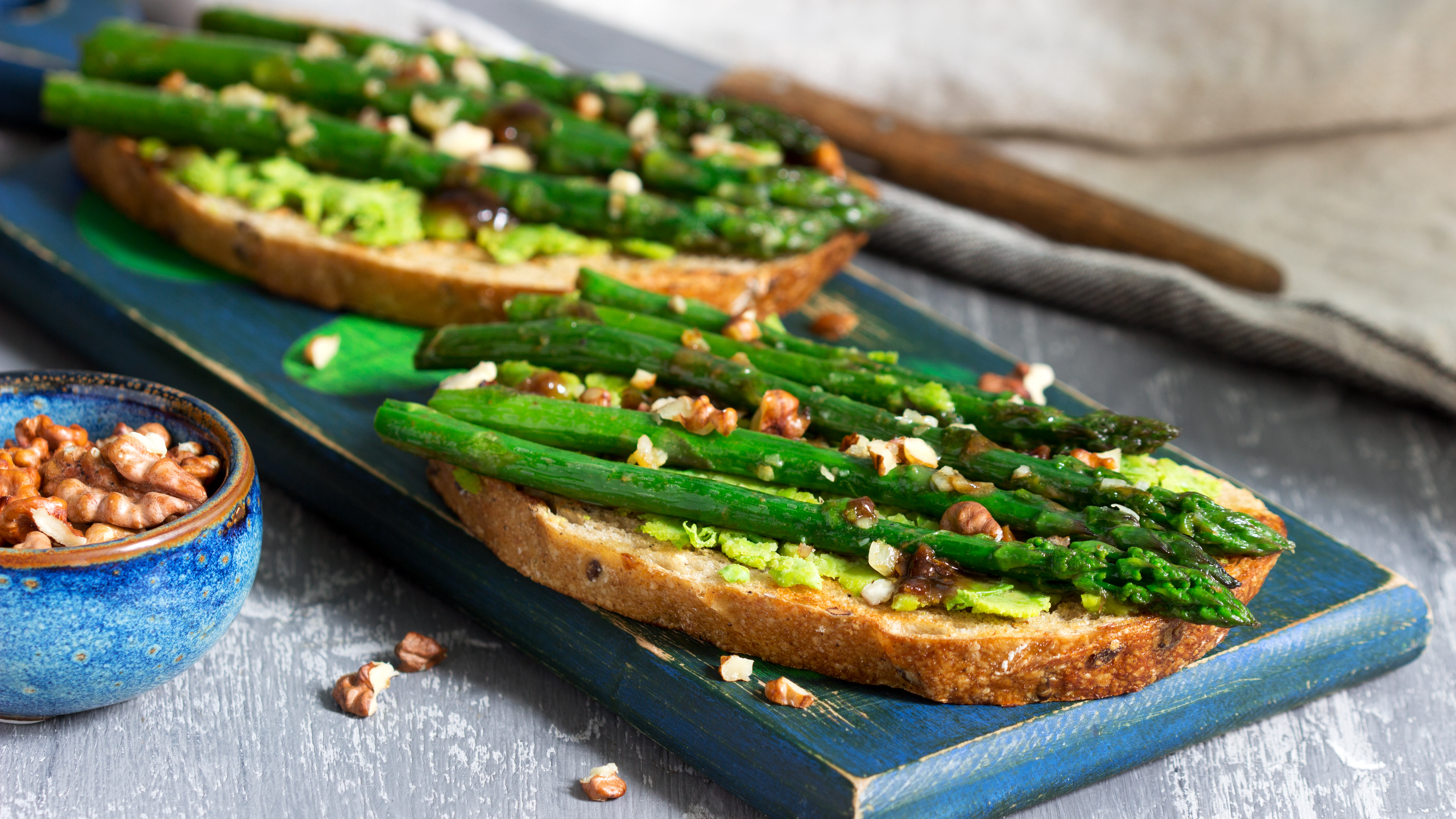 Avocado-Spargel-Brot