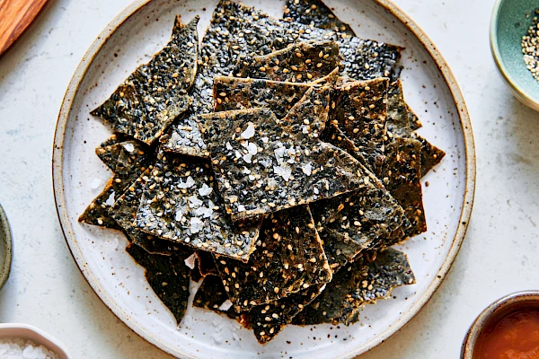 Schwarze Sesam-Cracker